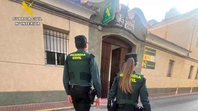 Dos agentes de la Guardia Civil.