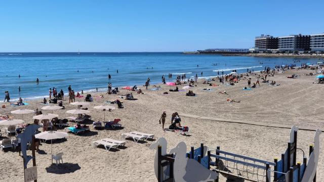 Una vista de la playa del Postiguet en verano.