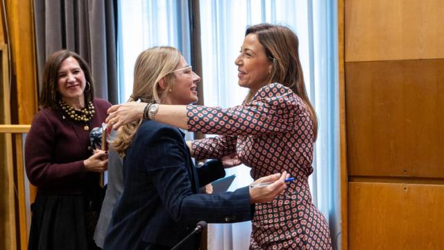 La alcaldesa de Zaragoza, Natalia Chueca, celebra los presupuestos con la concejala de Hacienda, Blanca Solans.