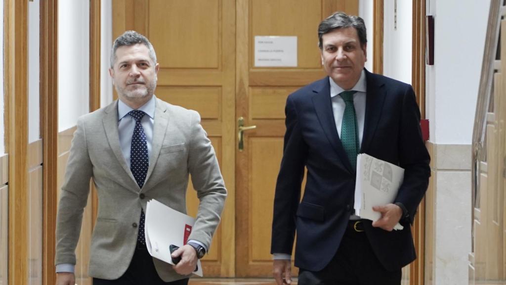 El consejero de Economía y Hacienda y portavoz, Carlos Fernández Carriedo, comparece en rueda de prensa posterior al Consejo de Gobierno