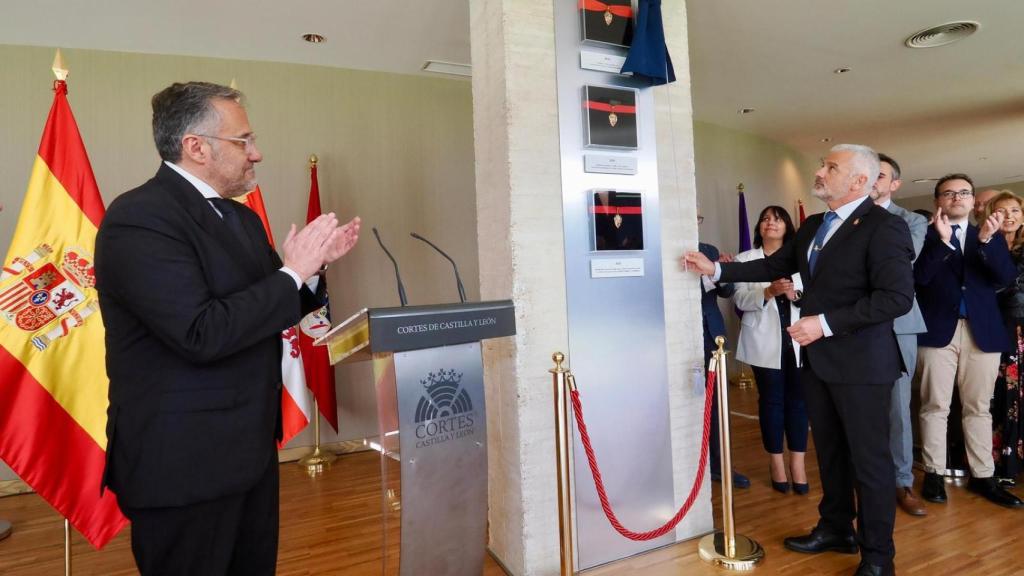 La Medalla de Oro de las Cortes a la AVT de CyL de 2015 ya luce junto a las concedidas a otros colectivos