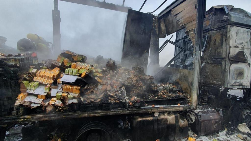 Impactante incendio en un camión de mercancías que circulaba por una autovía de Burgos