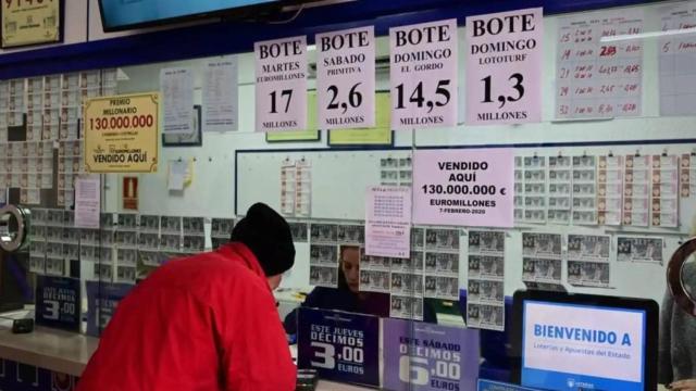 Un hombre en una administración de loterías.