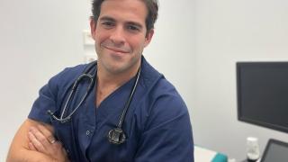 El cardiólogo Aurelio Rojas en su consulta.