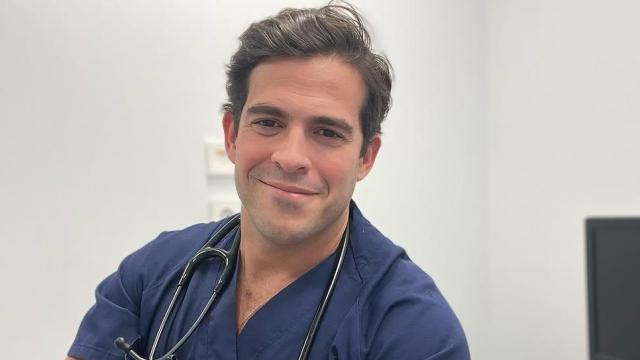 El cardiólogo Aurelio Rojas en su consulta.