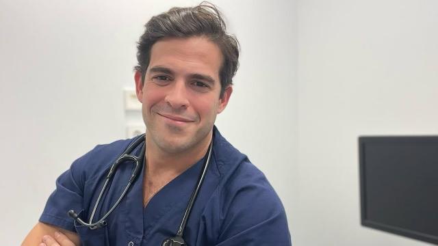 El cardiólogo Aurelio Rojas en su consulta.