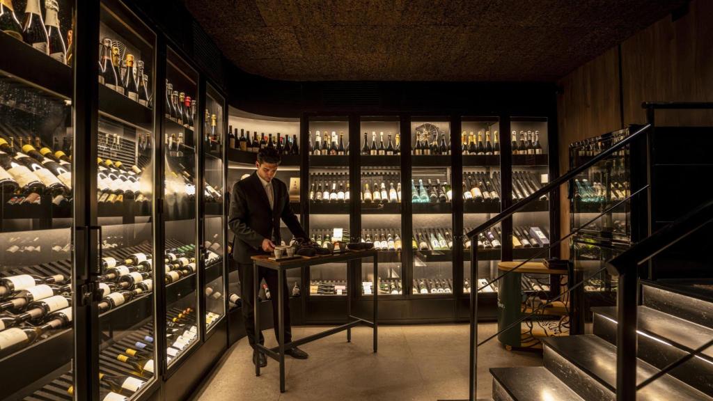 La bodega de Toki es lo primero que te recibe al entrar al restaurante.