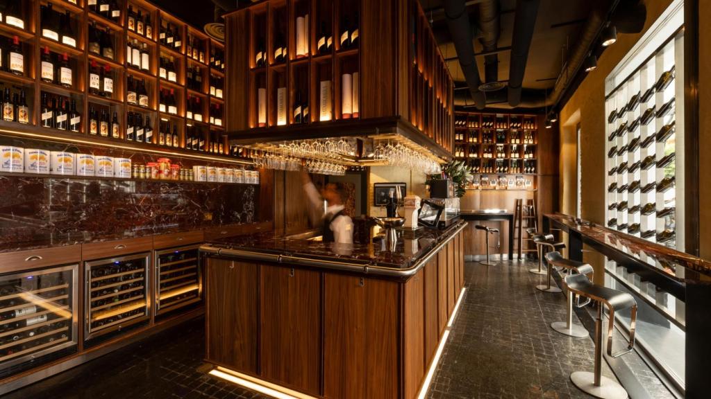 El nuevo wine bar de Sevilla llamado a triunfar: casi 200 referencias y tapas como el montadito de lomo en manteca