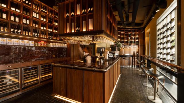 El nuevo wine bar de Sevilla llamado a triunfar: casi 200 referencias y tapas como el montadito de lomo en manteca