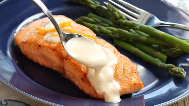 Un filete de salmón con salsa (Imagen de archivo)