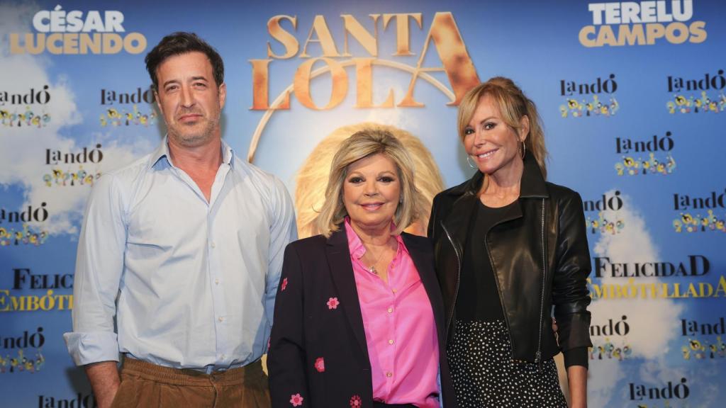 Terelu Campos, en medio de César Lucendo y Lara Dibildos durante la presentación de 'Santa Lola'.
