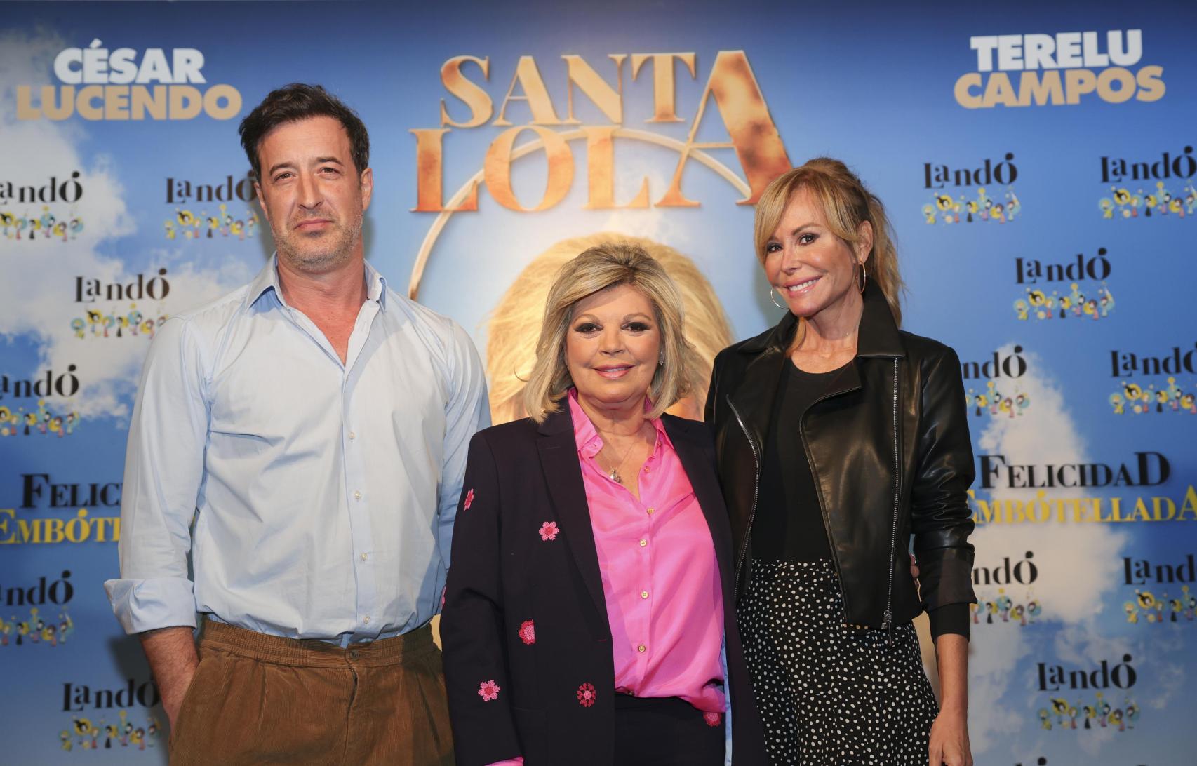 Terelu Campos, en medio de César Lucendo y Lara Dibildos durante la presentación de 'Santa Lola'.