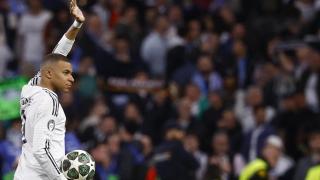 Mbappé sujeta el balón de la Champions tras su hat-trick contra el Manchester City