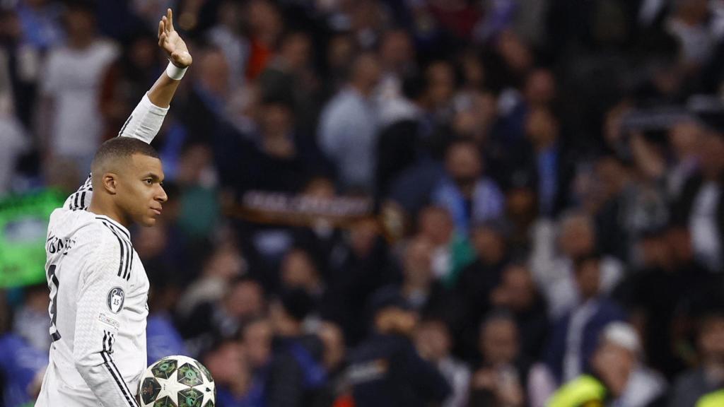 Mbappé sujeta el balón de la Champions tras su hat-trick contra el Manchester City