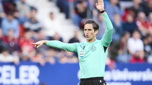 José Luis Munuera Montero arbitrando durante el Osasuna - Real Madrid