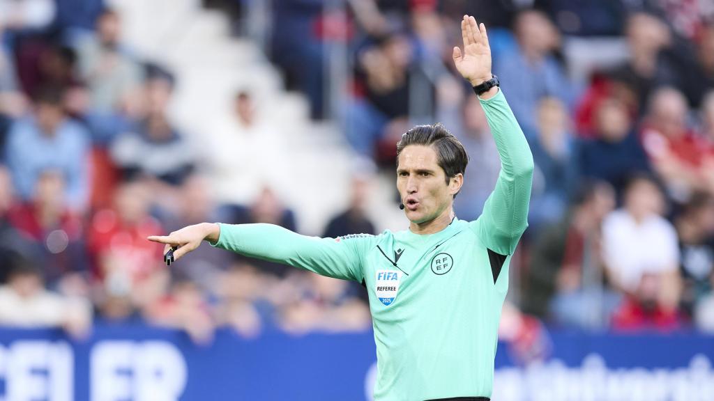 José Luis Munuera Montero arbitrando durante el Osasuna - Real Madrid