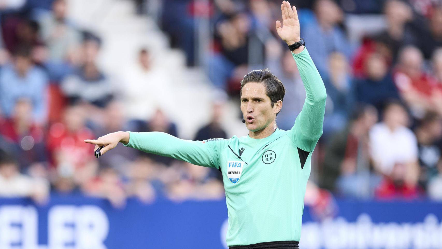 José Luis Munuera Montero arbitrando durante el Osasuna - Real Madrid