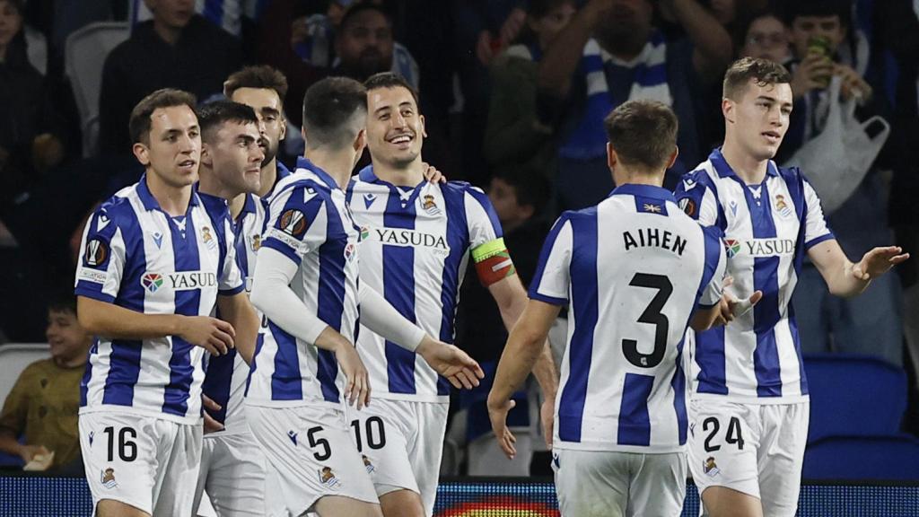 Los jugadores de la Real Sociedad celebran un gol contra el Midtjylland.