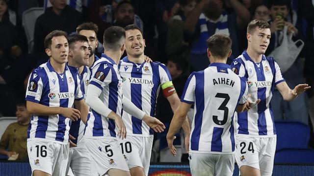 Los jugadores de la Real Sociedad celebran un gol contra el Midtjylland.