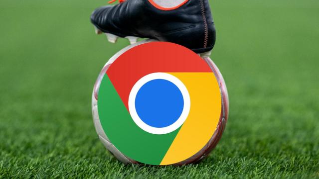 Fotomontaje de un balón de fútbol con el icono de Google Chrome