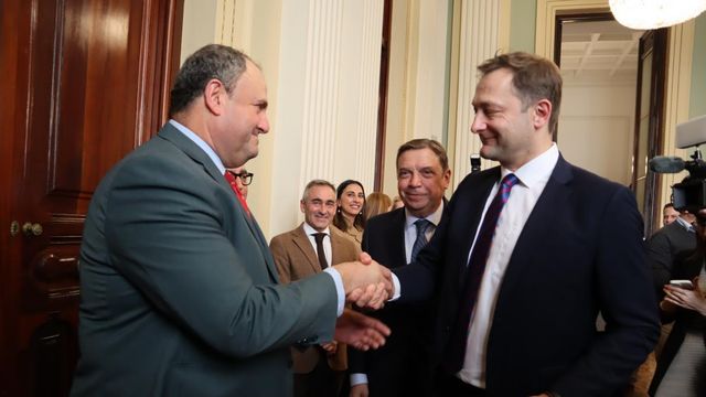 Julián Martínez Lizán saludando al comisario de Agricultura, Christophe Hansen.