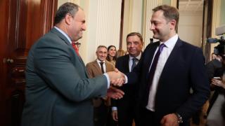 Julián Martínez Lizán saludando al comisario de Agricultura.