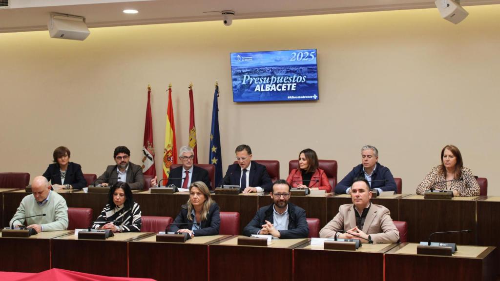 Manuel Serrano junto a su equipo de Gobierno.