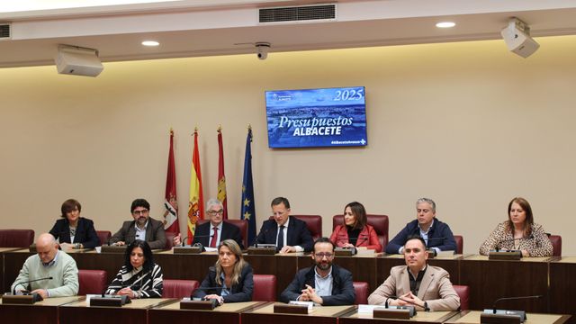 Manuel Serrano junto a su equipo de Gobierno.
