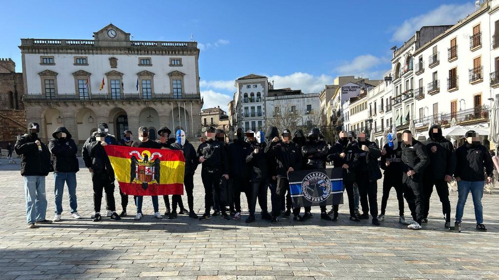 Ultras del CF Talavera en Cáceres. Foto publicada por la cuenta de 'X' @CalleYGrada.