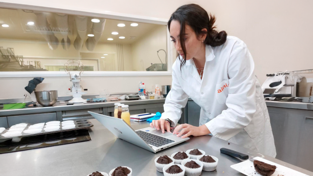 Una de las investigadoras de AINIA analiza las magdalenas de algarroba que han desarrollado.