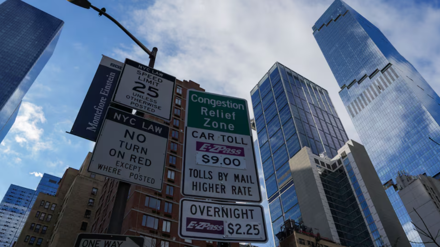 Señales del área con restricciones medioambientales en Manhattan.