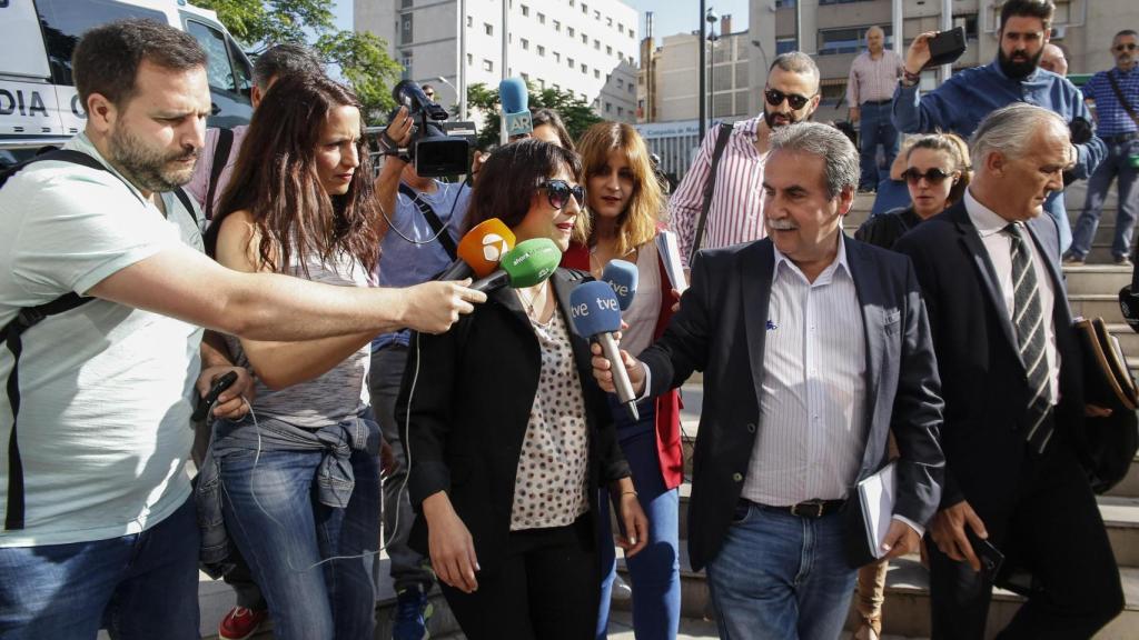 Juana Rivas atiende a los medios de comunicación a su salida del Juzgado en una imagen de archivo.