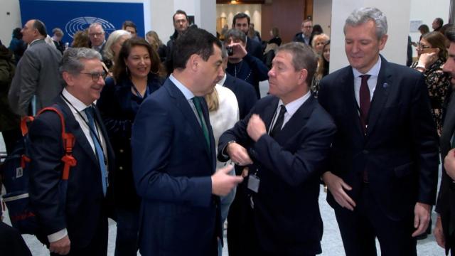 Moreno y García-Page se saludan en Bruselas.