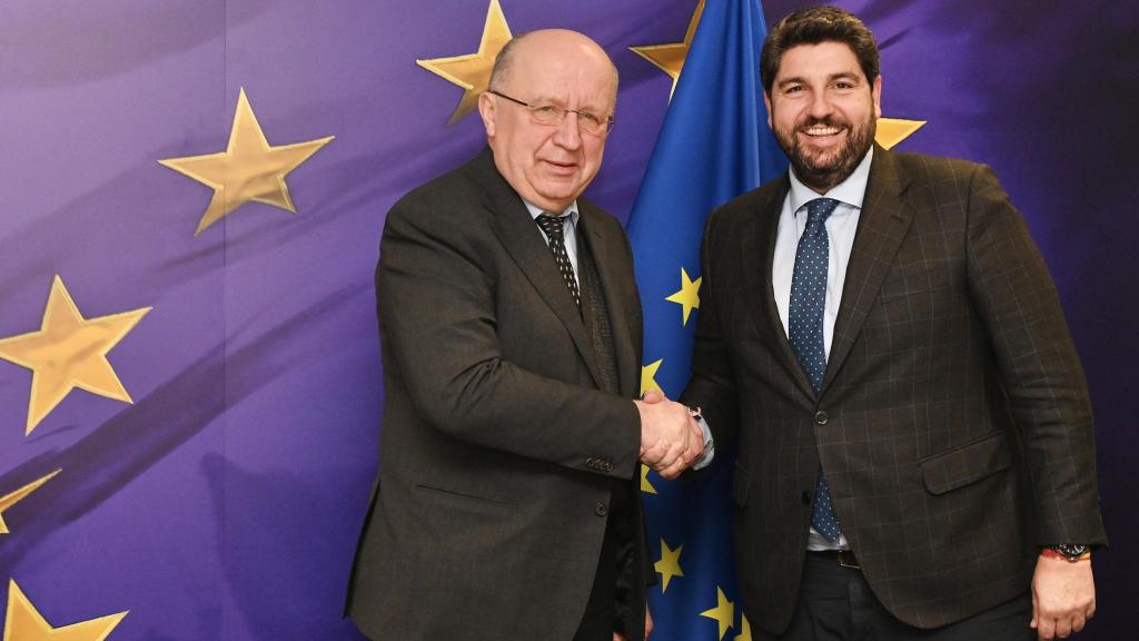 El presidente del Gobierno regional, Fernando López Miras, en Bruselas, manteniendo una reunión con el comisario de Defensa y Espacio de la Unión Europea, Andrius Kubilius.