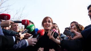 La ministra de Sanidad, Mónica García, atiende a los medios de comunicación durante una manifestación por una vivienda digna, a 9 de febrero de 2025, en Madrid (España).