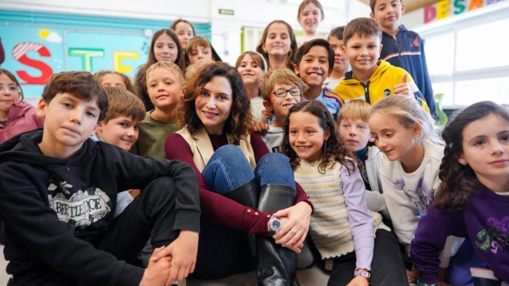 Isabel Díaz Ayuso durante su visita al colegio Los Jarales que tendrá 1º y 2º de la ESO el próximo curso.