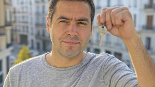 Imagen de un hombre con una llave.