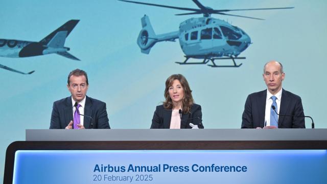 Guillaume Faury, CEO de Airbus, a la izquierda, durante la rueda de prensa.