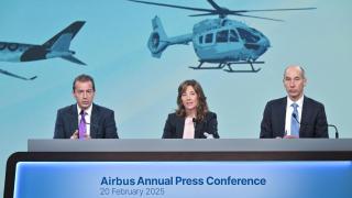 Guillaume Faury, CEO de Airbus, a la izquierda, durante la rueda de prensa.