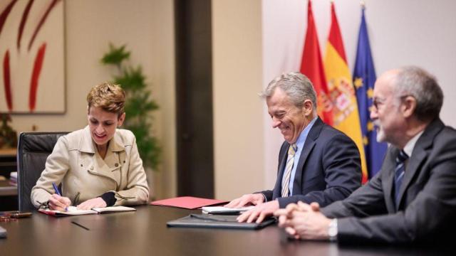La presidenta, María Chivite; el CEO de Geoalcali, Ignacio Salazar, y el consejero de Geoalcali, Sixto Jiménez