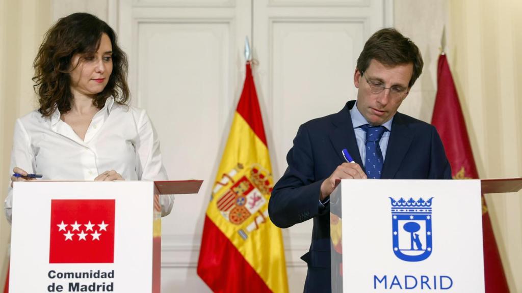 Isabel Díaz Ayuso y José Luis Martínez-Almeida en un acto.