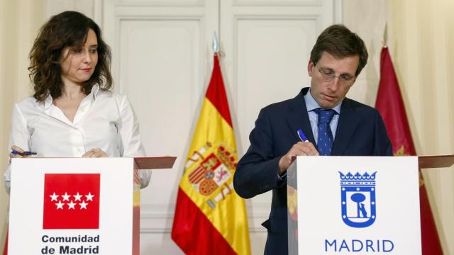 Isabel Díaz Ayuso y José Luis Martínez-Almeida en un acto.