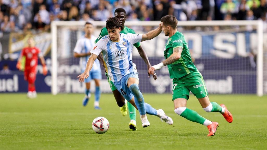 Julen Lobete durante un partido con el Málaga CF en La Rosaleda