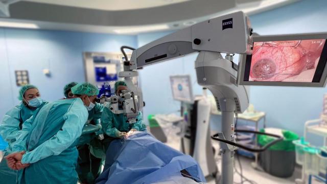 El equipo de Quirónsalud haciendo un trasplante corneal lamelar.
