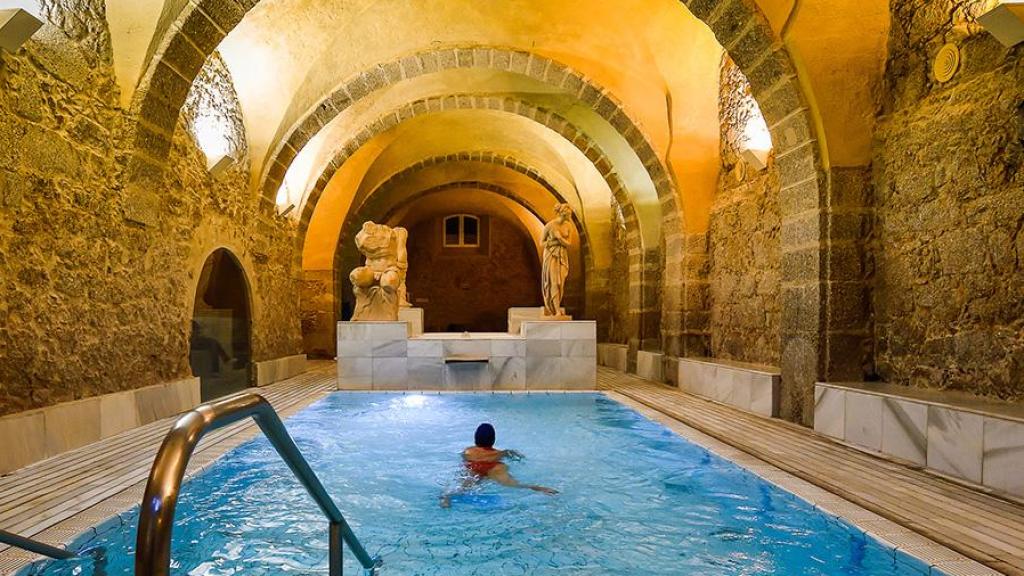Mujer bañándose en la terma romana de Baños de Montemayor.