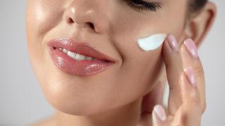 La crema facial que no puede faltar en tu rutina si quieres prevenir las arrugas según una experta: Es lo más importante