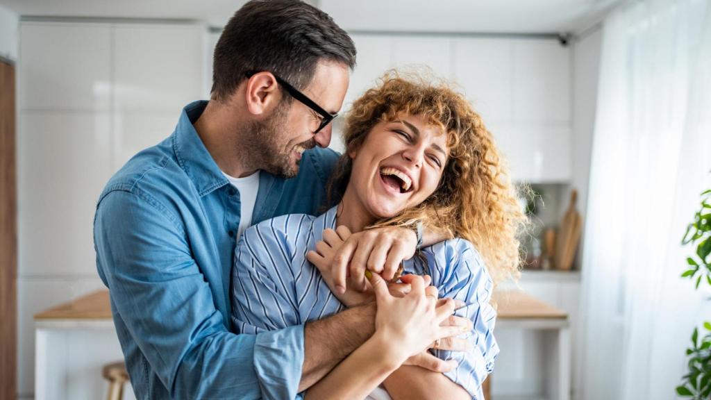 Imagen de archivo de una pareja sonriendo.