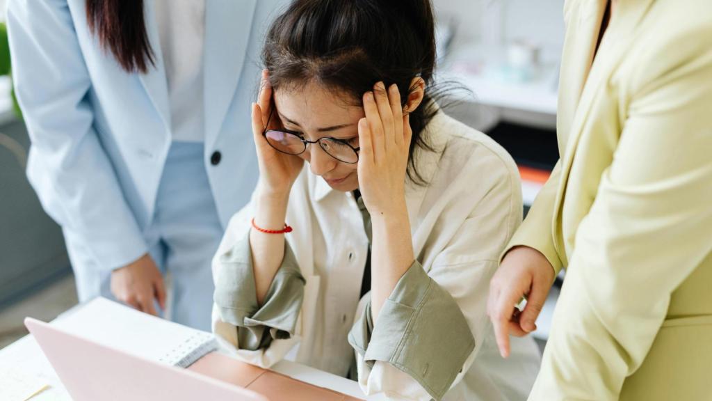 Establecer límites claros con horarios definidos es uno de los principales pasos para alcanzar el bienestar laboral