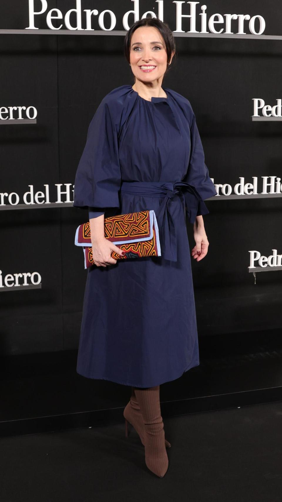 Cruz Sánchez de Lara acudía al desfile de Pedro del Hierro vistiendo la capa solidaria