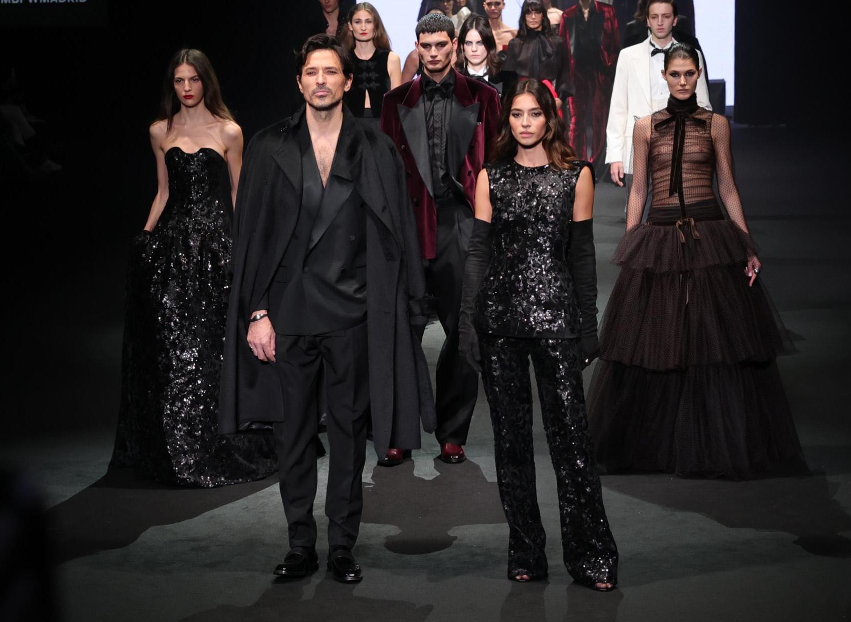 Andrés Velencoso y Rocío Crusset desfilando para Pedro del Hierro